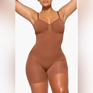 SKIMS Seamless Sculpt Sculpting Mid Thigh Low Back Bodysuit Sz Medium Bronze